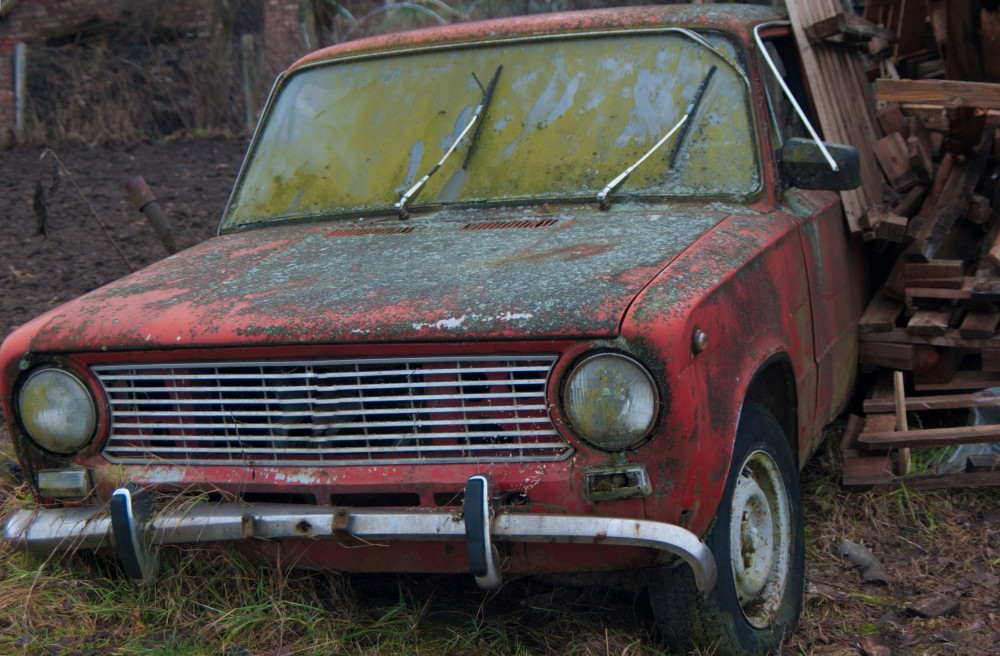 old-rusty-car-MEAJ7XM
